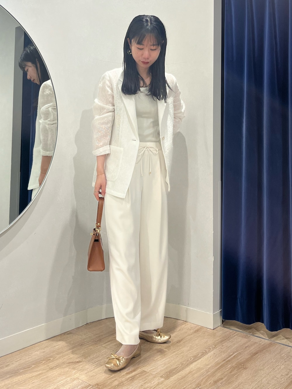 ホワイト系のその他パンツ、イエロー系のショルダーバッグ、ホワイト系のテーラードジャケットを着用したレディースの春コーディネートの6枚目の写真
