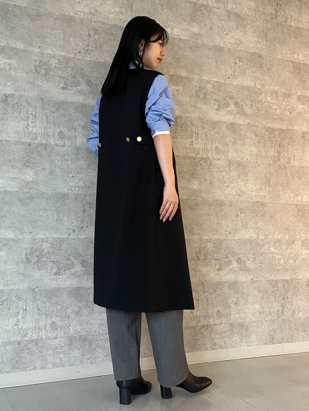 ホワイト系のニット/セーター、ブルー系のシャツ/ブラウス、グレー系のその他パンツを着用したレディースの秋コーディネートの6枚目の写真