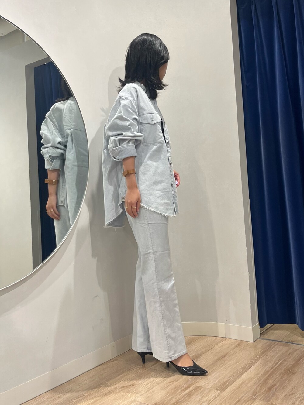 ブルー系のシャツ/ブラウス、ブルー系のデニムパンツを着用したレディースの秋コーディネートの5枚目の写真