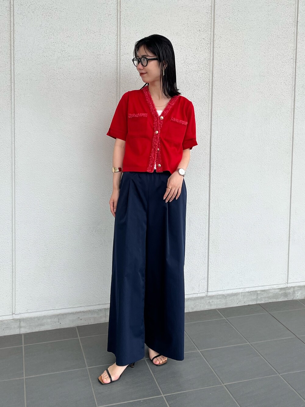 レッド系のカーディガン/ボレロ、ブルー系のその他パンツ、ホワイト系のタンクトップを着用したレディースの春コーディネートの7枚目の写真