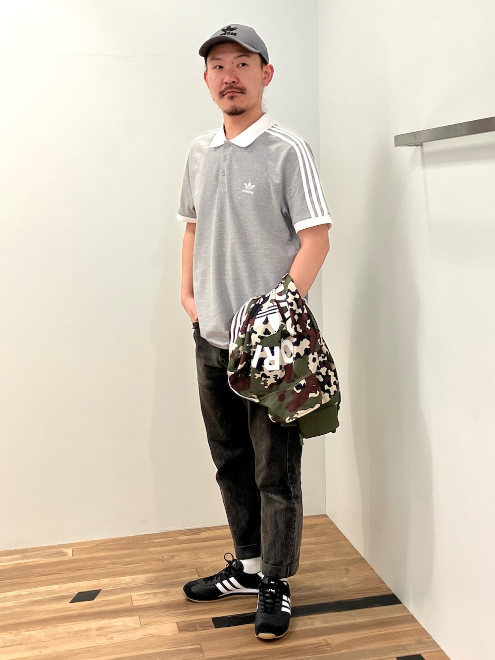 「スニーカー、adidas、アディダス、カモ柄、ポロシャツ、adidas originals、トラックジャケット、カントリー、アディダスオリジナルス、トラックトップ」｜「adidasのカモ フットボール トラックトップ / アディダスオリジナルス adidas Originals（ジャージ、グリーン系）」を使った、MWさん（メンズ・178cm）の春コーディネートの2枚目の写真