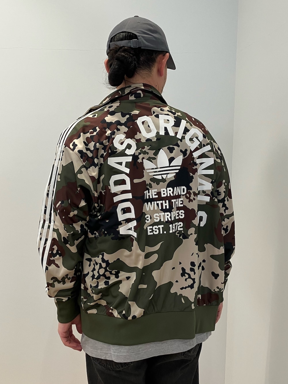 「スニーカー、adidas、アディダス、カモ柄、ポロシャツ、adidas originals、トラックジャケット、カントリー、アディダスオリジナルス、トラックトップ」｜「adidasのカモ フットボール トラックトップ / アディダスオリジナルス adidas Originals（ジャージ、グリーン系）」を使った、MWさん（メンズ・178cm）の春コーディネートの3枚目の写真