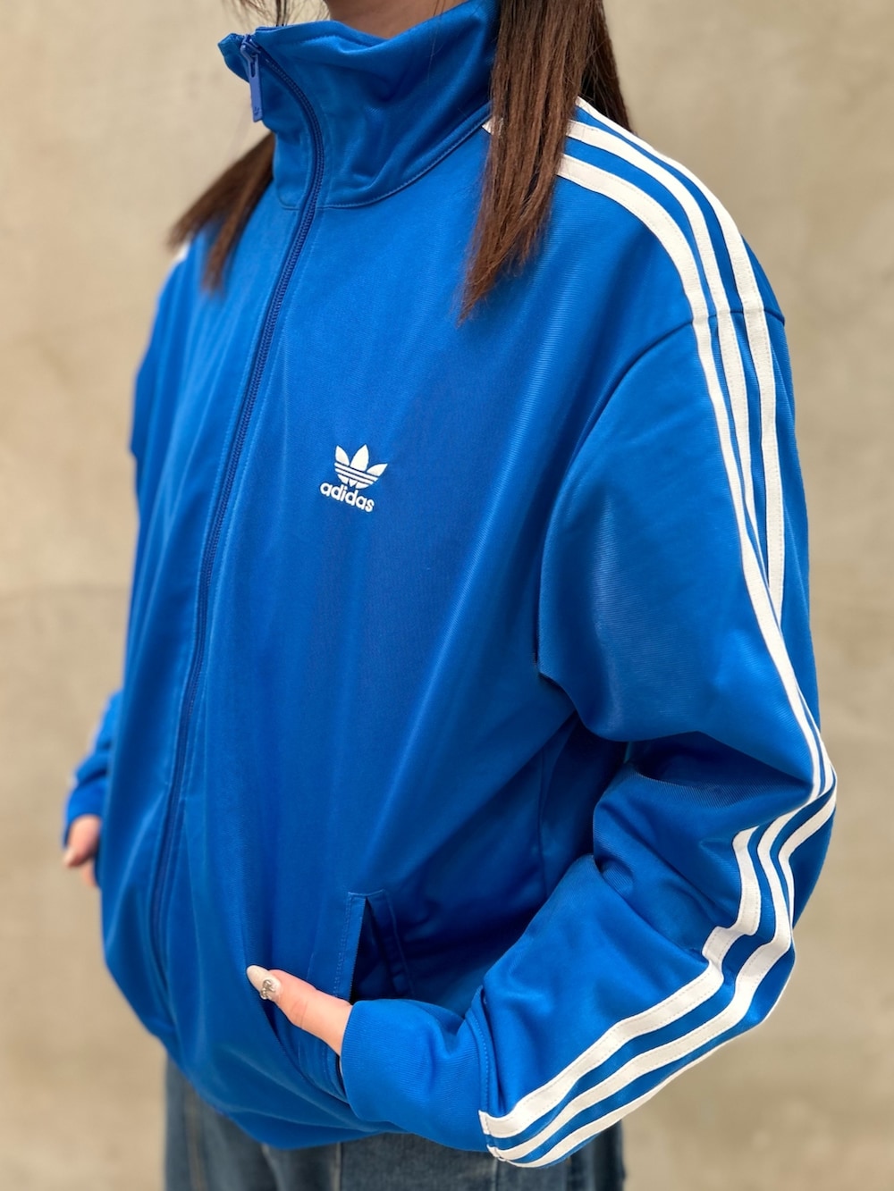 ブルー系のジャージ、ホワイト系のスニーカーを着用したレディースの冬コーディネートの3枚目の写真