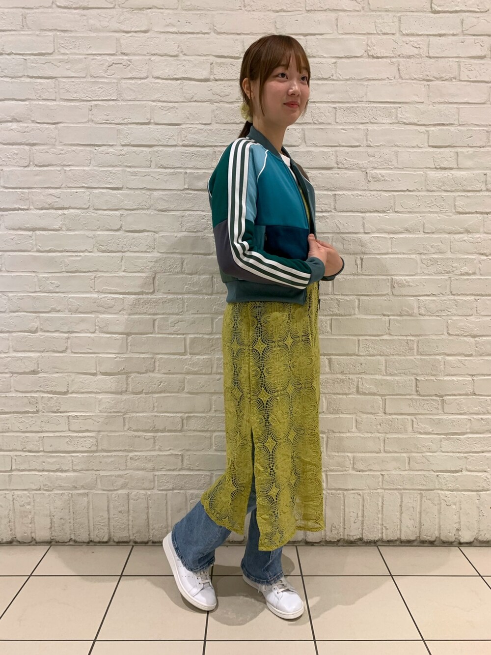 「カジュアル、レイヤード、スタッフコーデ、adidas、アディダス、adidas originals、トラックジャケット、夏コーデ、カジュアルコーデ、アディダスコーデ」｜「adidasのスタンスミス Lux / Stan Smith Lux（シューズ、ホワイト系）」を使った、KMさん（レディース・164cm）の夏コーディネートの2枚目の写真