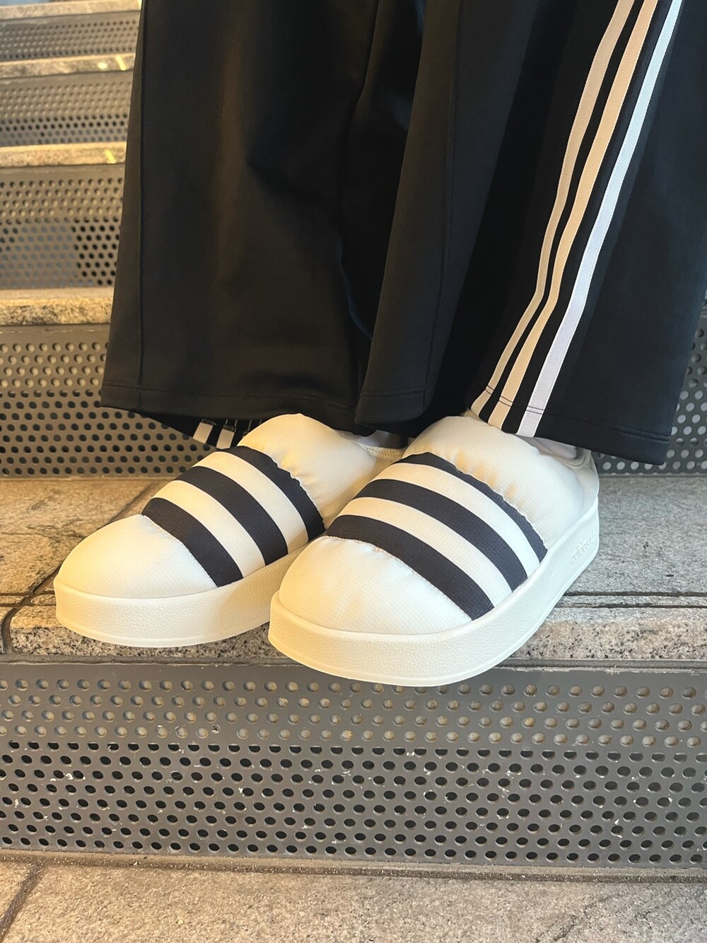 「ジャケット、アウター、adidas、アディダス、ワイドパンツ、adidas originals、アディダスオリジナルス、アディカラー、アディダスコーデ、パフィレッタ」｜「adidasのアディカラー Neuclassics ジャケット（ジャケット/アウター、ホワイト系）」を使った、KMさん（レディース・164cm）の秋コーディネートの3枚目の写真