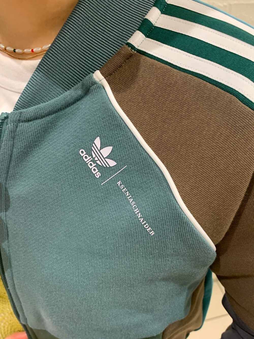 「カジュアル、レイヤード、スタッフコーデ、adidas、アディダス、adidas originals、トラックジャケット、夏コーデ、カジュアルコーデ、アディダスコーデ」｜「adidasのスタンスミス Lux / Stan Smith Lux（シューズ、ホワイト系）」を使った、KMさん（レディース・164cm）の夏コーディネートの4枚目の写真