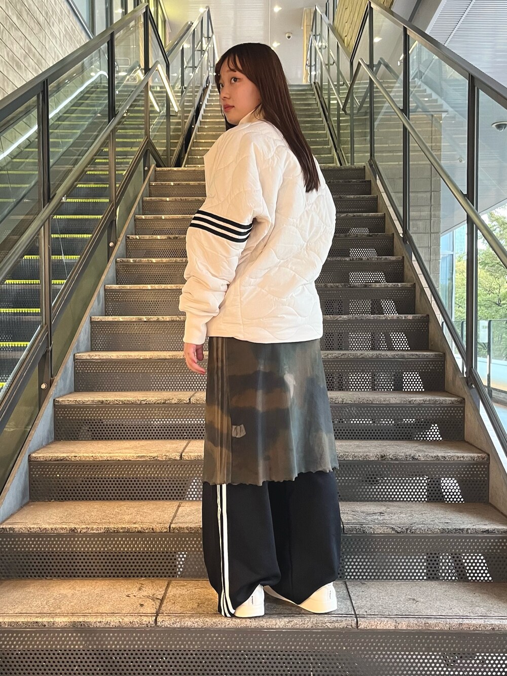 「ジャケット、アウター、adidas、アディダス、ワイドパンツ、adidas originals、アディダスオリジナルス、アディカラー、アディダスコーデ、パフィレッタ」｜「adidasのアディカラー Neuclassics ジャケット（ジャケット/アウター、ホワイト系）」を使った、KMさん（レディース・164cm）の秋コーディネートの2枚目の写真