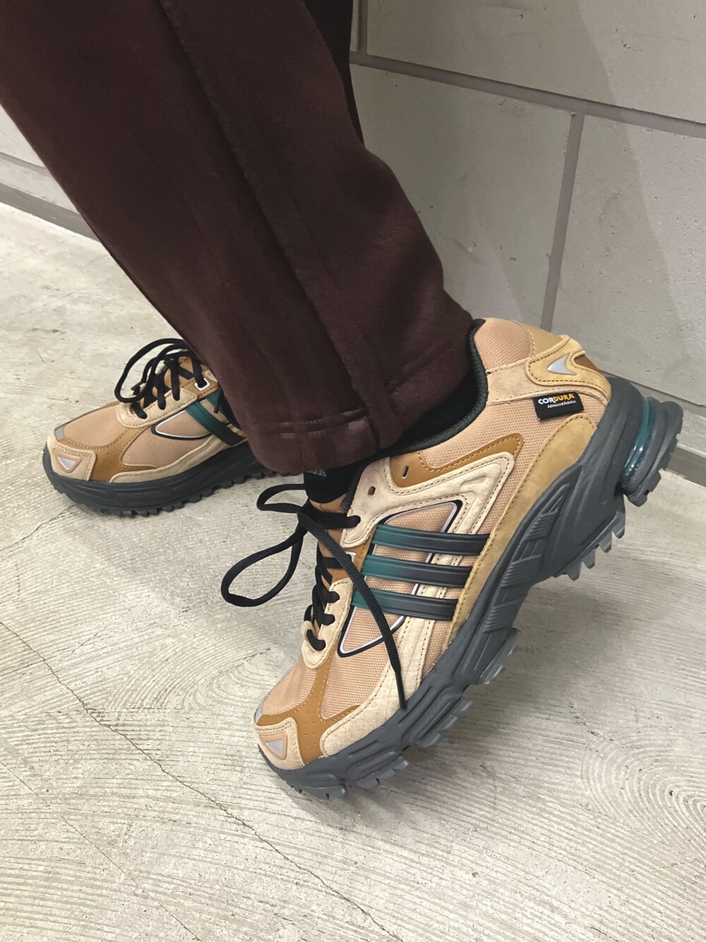 「スニーカー、ジャケット、アウター、adidas、アディダス、ボアジャケット、adidas originals、アディダスオリジナルス、レスポンス」｜「adidasのシェルパ トラックジャケット / アディダスオリジナルス adidas Originals（ブルゾン、パープル系）」を使った、SKさん（メンズ・171cm）の秋コーディネートの4枚目の写真