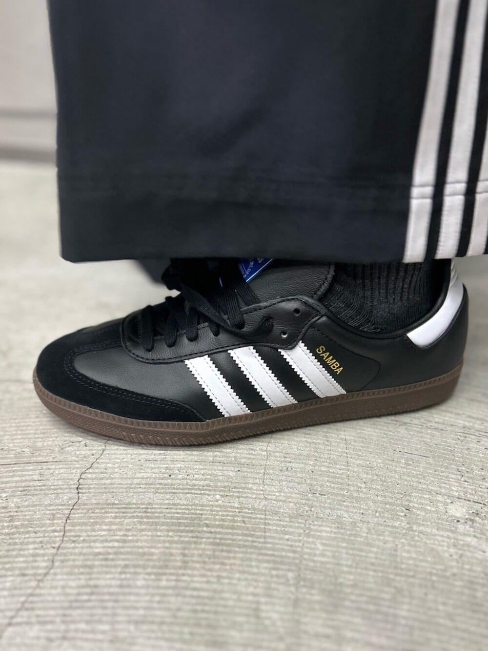 ブラック系のシューズ、ブラック系のその他パンツ、ホワイト系のTシャツ/カットソーを着用したメンズの冬コーディネートの4枚目の写真