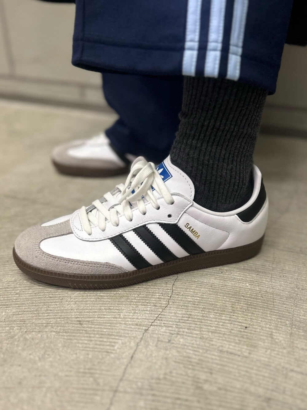 ホワイト系のシューズ、ホワイト系のTシャツ/カットソー、ブルー系のスウェットパンツを着用したメンズの冬コーディネートの2枚目の写真