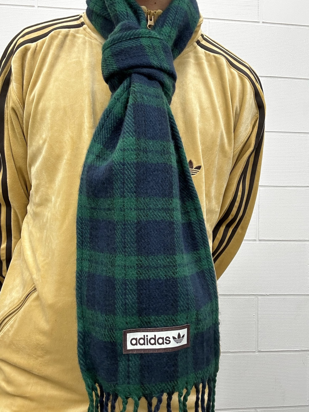 ベージュ系のジャージ、グレー系のスニーカー、ブルー系のストール/ショールを着用したメンズの秋コーディネートの4枚目の写真