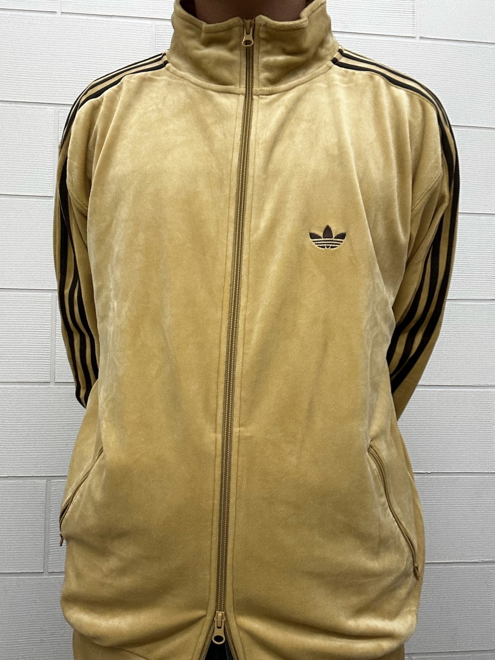 ベージュ系のジャージ、グレー系のスニーカー、ブルー系のストール/ショールを着用したメンズの秋コーディネートの3枚目の写真