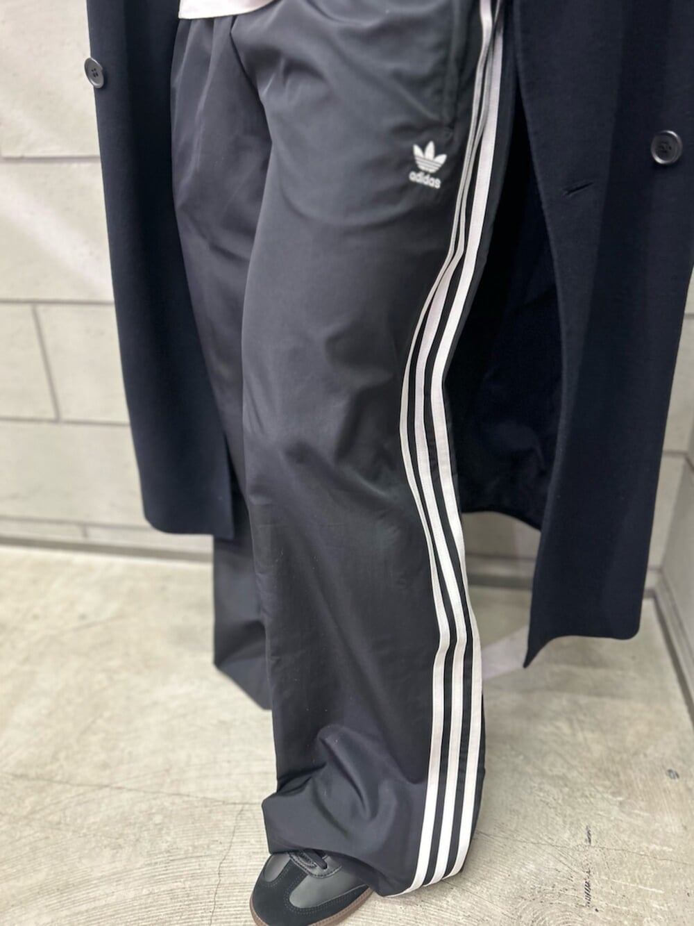 ブラック系のシューズ、ブラック系のその他パンツ、ホワイト系のTシャツ/カットソーを着用したメンズの冬コーディネートの2枚目の写真