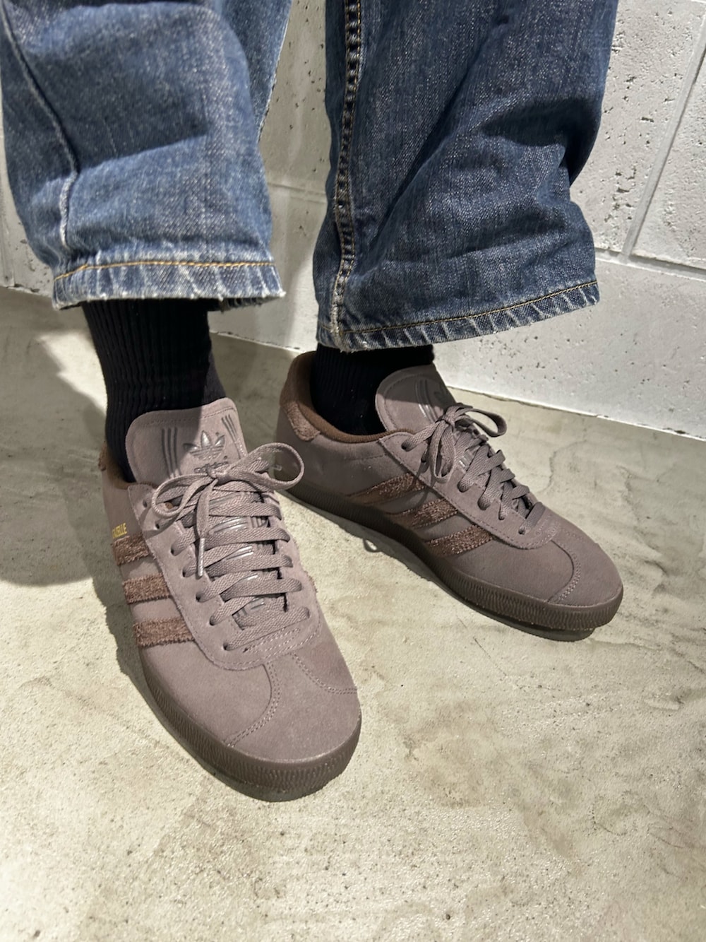 ベージュ系のジャージ、グレー系のスニーカー、ブルー系のストール/ショールを着用したメンズの秋コーディネートの5枚目の写真