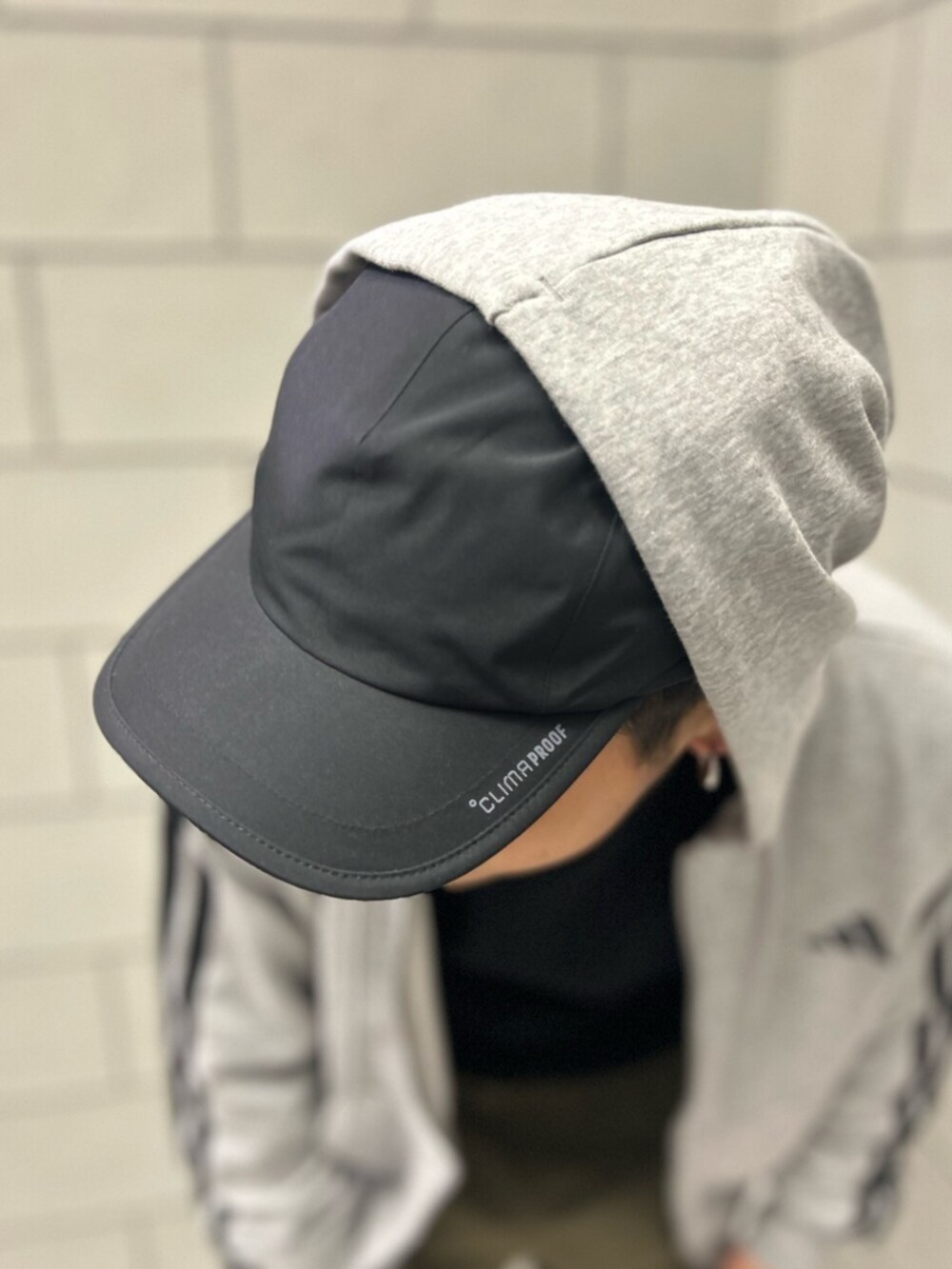 ブラック系のスニーカー、グリーン系のその他パンツ、ブラック系のキャップを着用したメンズの冬コーディネートの2枚目の写真