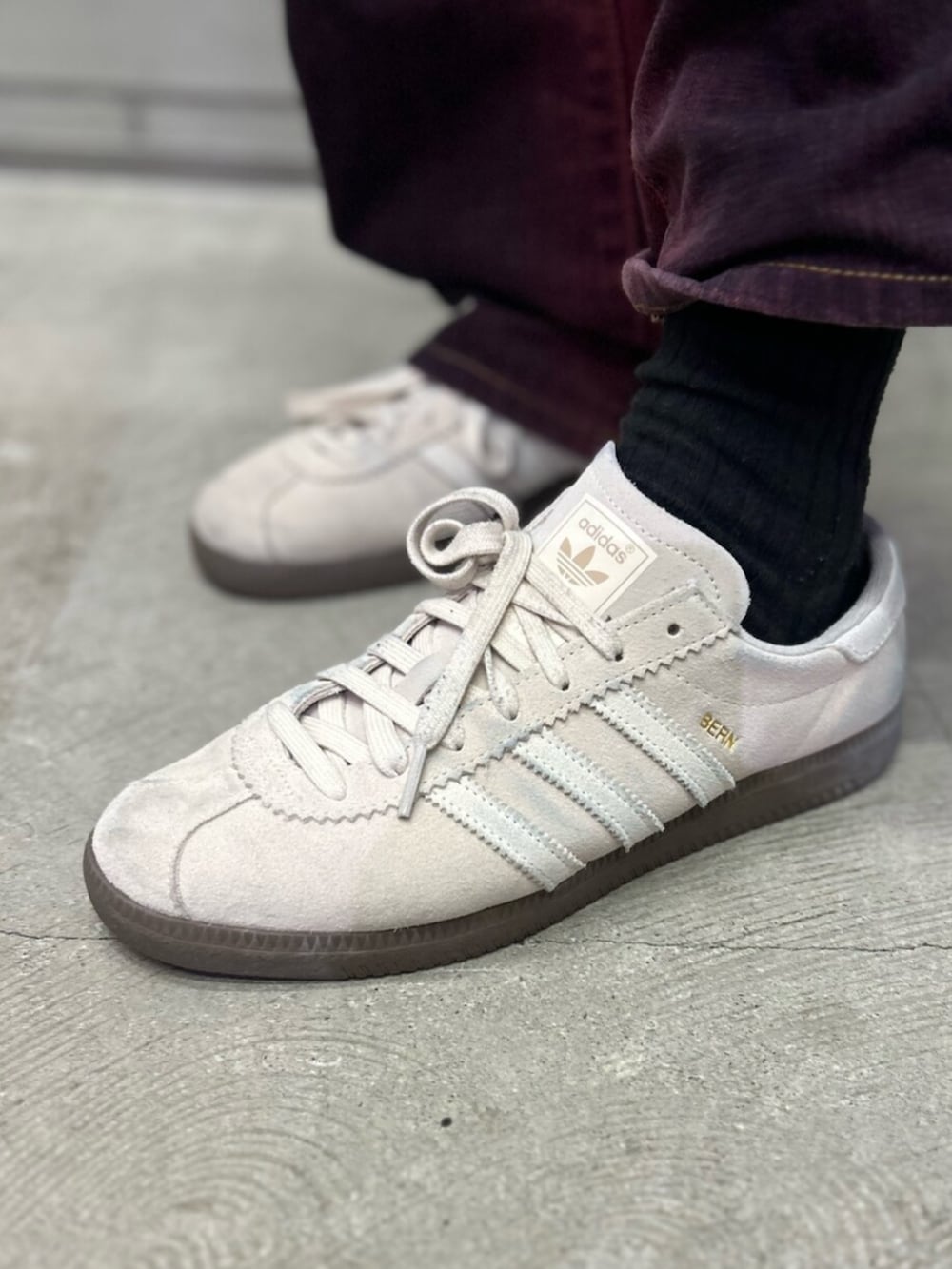 ホワイト系のシューズ、レッド系のジャージを着用したメンズの冬コーディネートの4枚目の写真