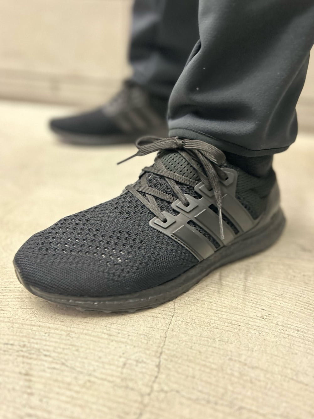 ホワイト系のパーカー、ブラック系のスウェットパンツ、ブラック系のスニーカーを着用したメンズの冬コーディネートの4枚目の写真