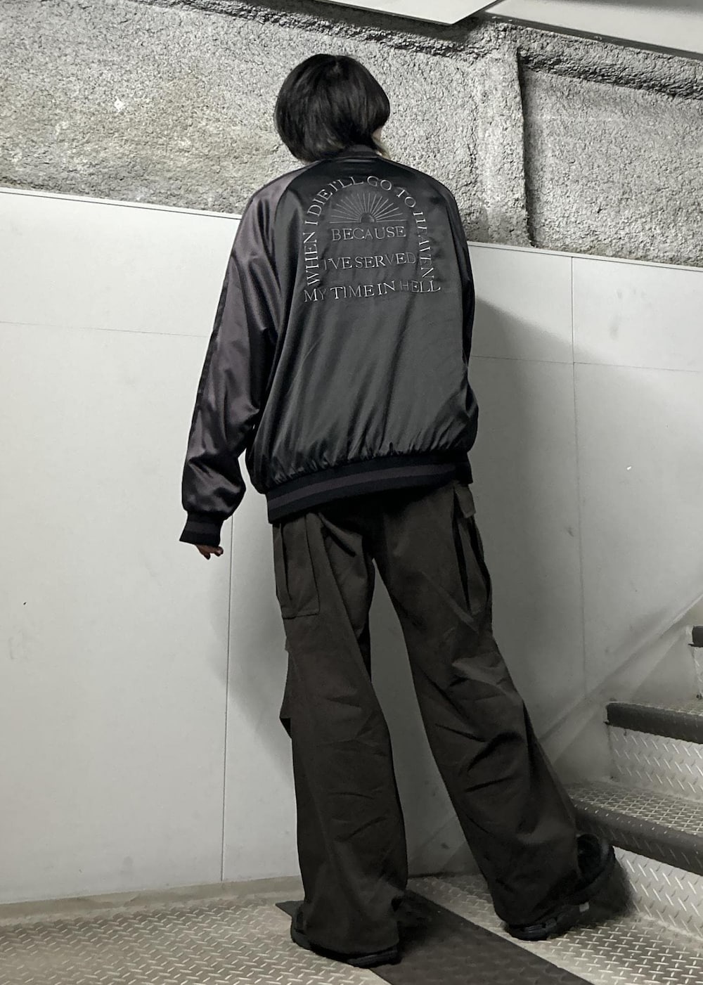 「ブラック、ブラウン、パープル、古着、カジュアル、スカジャン、スタジャン、カーゴパンツ、ミリタリー、JUNRed、ワイドパンツ」｜「re_k by JUNREDのre_k by JUNRED / オーバーワイドカーゴパンツ（カーゴパンツ、ブラック系）」を使った、しゅうしゅうさん（メンズ・173cm）の冬コーディネートの3枚目の写真