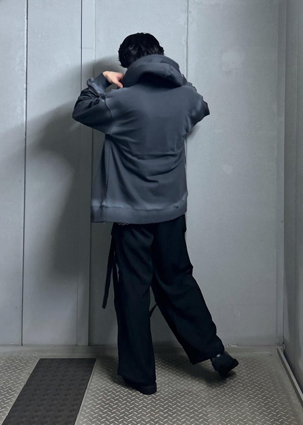 「パーカーコーデ、秋服コーデ、休日コーデ、ネックレスコーデ、カーゴパンツコーデ、ローファーコーデ、初秋コーデ、秋コーデ、初冬コーデ、デートコーデ、お出かけコーデ、フェスコーデ、韓国ファッション、ストリート、カジュアルコーデ」｜「JUNREDのハイポンチロングスリーブプルオーバー（Tシャツ/カットソー、ブラック系）」を使った、しゅうしゅうさん（メンズ・173cm）の秋コーディネートの9枚目の写真