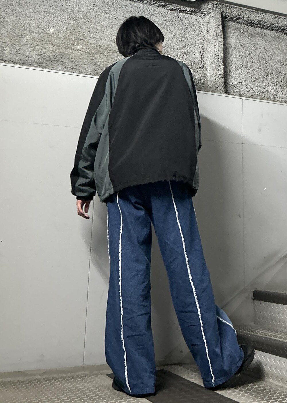 「カジュアル、デニム、トラックジャケット、古着風、新社会人、学生、スウェット、ロンT、ベージュ、ブルー、ブラック、スポーティ、JUNRed、ストリート」｜「JUNREDの2ポイントダンボールプルオーバー（スウェット、ホワイト系）」を使った、しゅうしゅうさん（メンズ・173cm）の春コーディネートの3枚目の写真