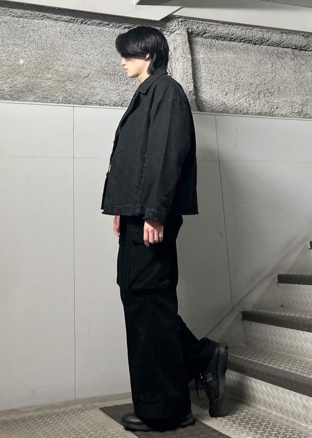 「カーゴパンツ、M47、フレアパンツ、グラデーションニット、ニット、きれいめ、デニム、ジージャン、ブラック、レッド、JUNRed、ストリート」｜「JUNREDのグラデーションニットプルオーバー（ニット/セーター、レッド系）」を使った、しゅうしゅうさん（メンズ・173cm）の冬コーディネートの2枚目の写真
