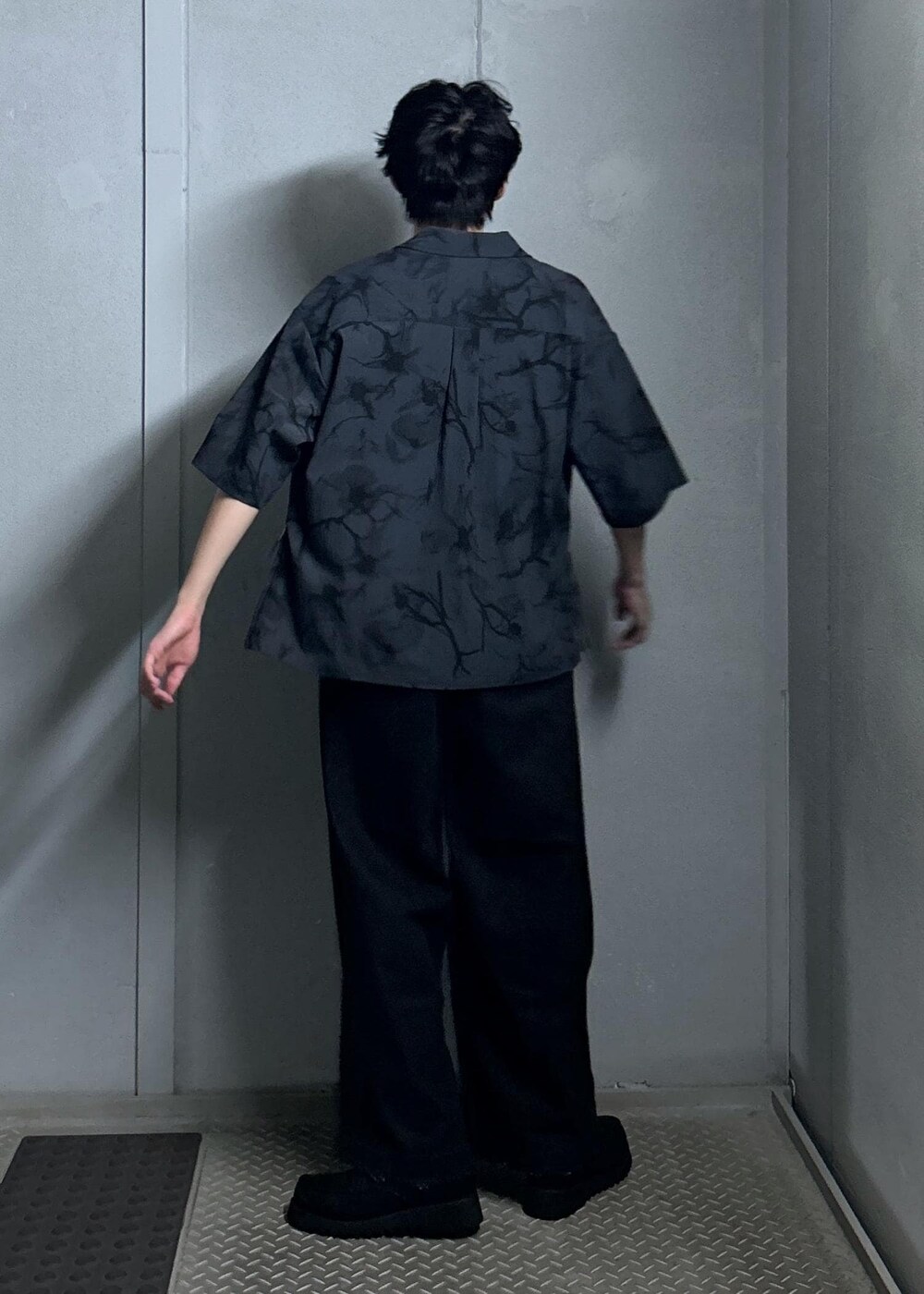 ブラック系のドレスシューズ、ブラック系のデニムパンツ、ブラック系のシャツ/ブラウスを着用したメンズの夏コーディネートの4枚目の写真
