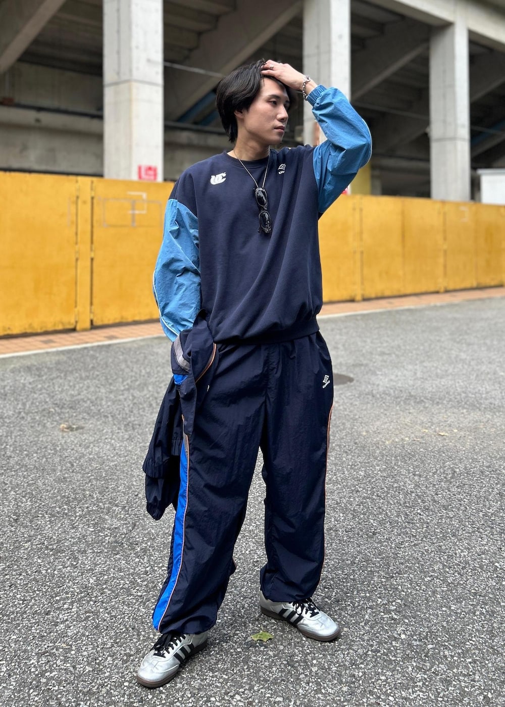 「梅田サイファー、UMBRO、初秋コーデ、秋コーデ、初冬コーデ、デートコーデ、お出かけコーデ、アウトドアコーデ、フェスコーデ、ランニングコーデ、スポーツミックス、ストリート、セットアップ、シンプルコーデ、コラボアイテム」｜「UMBROの【梅田サイファー ×UMBRO×JUNRED】セットアップ対応ナイロントラックジャケット（ブルゾン、ブルー系）」を使った、しゅうしゅうさん（メンズ・173cm）の秋コーディネートの2枚目の写真