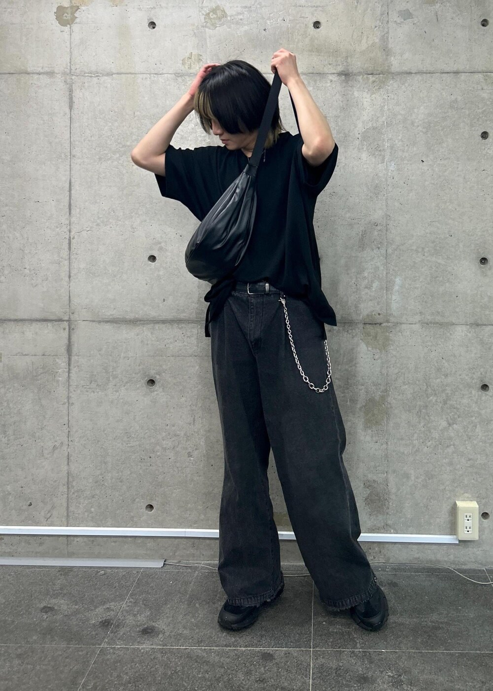 「Tシャツ、ブラックコーデ、シンプルコーデ、カジュアル、夏コーデ、デニムパンツ、JUNRed、ワイドパンツ」｜「JUNREDのヴィンテージデニムスーパーフレアパンツ（デニムパンツ、ブラック系）」を使った、しゅうしゅうさん（メンズ・173cm）の春コーディネートの2枚目の写真