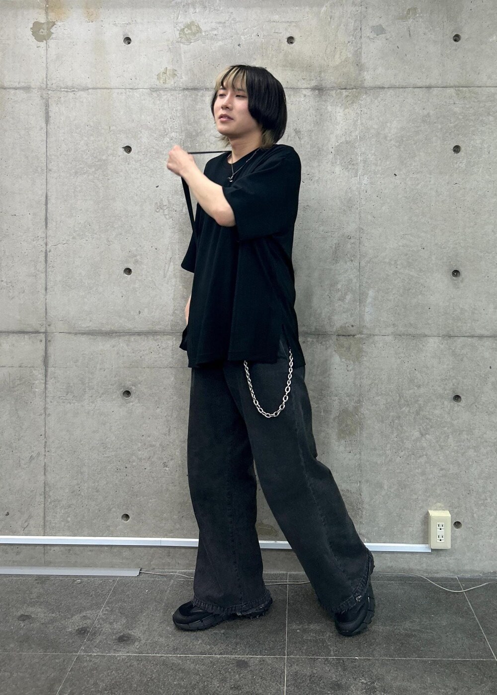 「Tシャツ、ブラックコーデ、シンプルコーデ、カジュアル、夏コーデ、デニムパンツ、JUNRed、ワイドパンツ」｜「JUNREDのヴィンテージデニムスーパーフレアパンツ（デニムパンツ、ブラック系）」を使った、しゅうしゅうさん（メンズ・173cm）の春コーディネートの5枚目の写真