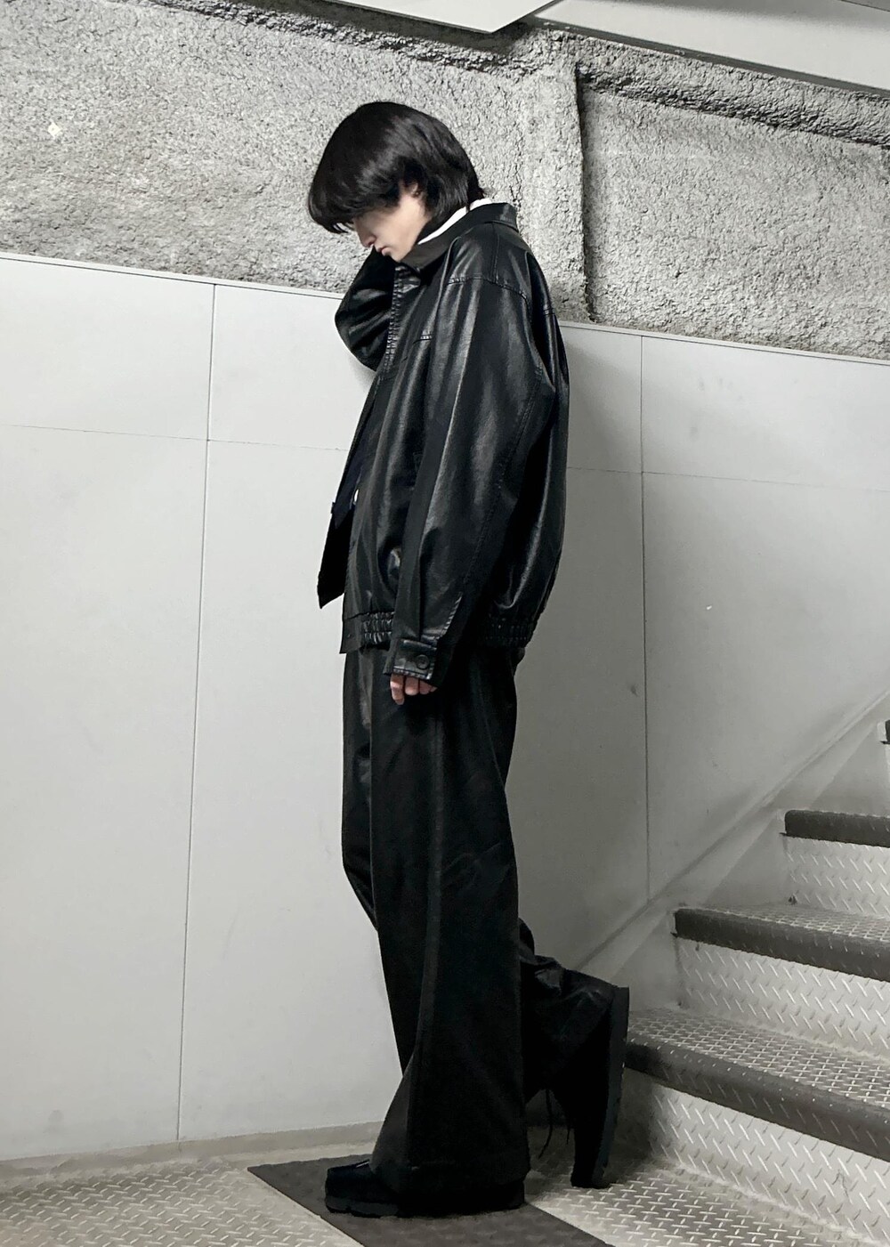 「レザー、レザージャケット、レザーパンツ、フレアパンツ、刺繍シャツ、花柄、ネクタイ、古着風、きれいめ、JUNRed、シャツ、モード」｜「JUNREDのフェイクレザーフレアパンツ（その他パンツ、ブラック系）」を使った、しゅうしゅうさん（メンズ・173cm）の春コーディネートの2枚目の写真