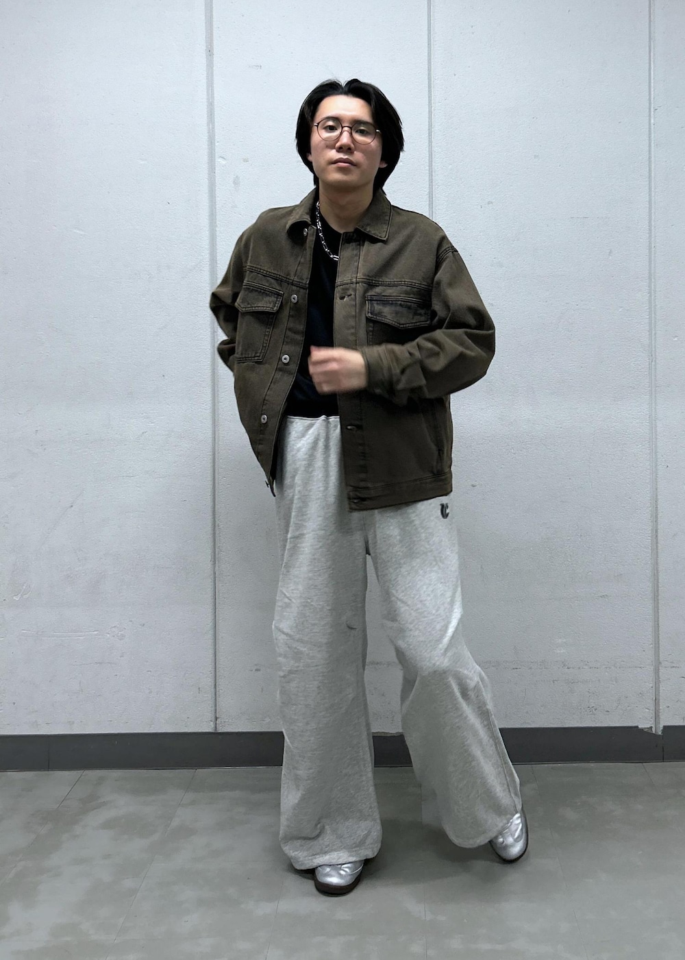 「休日コーデ、デニム、デニムコーデ、ジージャン、スウェットパンツ、スウェットパンツコーデ、ネックレスコーデ、初秋コーデ、秋コーデ、デートコーデ、お出かけコーデ、ヴィンテージ、大人カジュアル、きれいめコーデ、JUNRed」｜「JUNREDのハイポンチロングスリーブプルオーバー（Tシャツ/カットソー、ブラック系）」を使った、しゅうしゅうさん（メンズ・173cm）の秋コーディネートの5枚目の写真