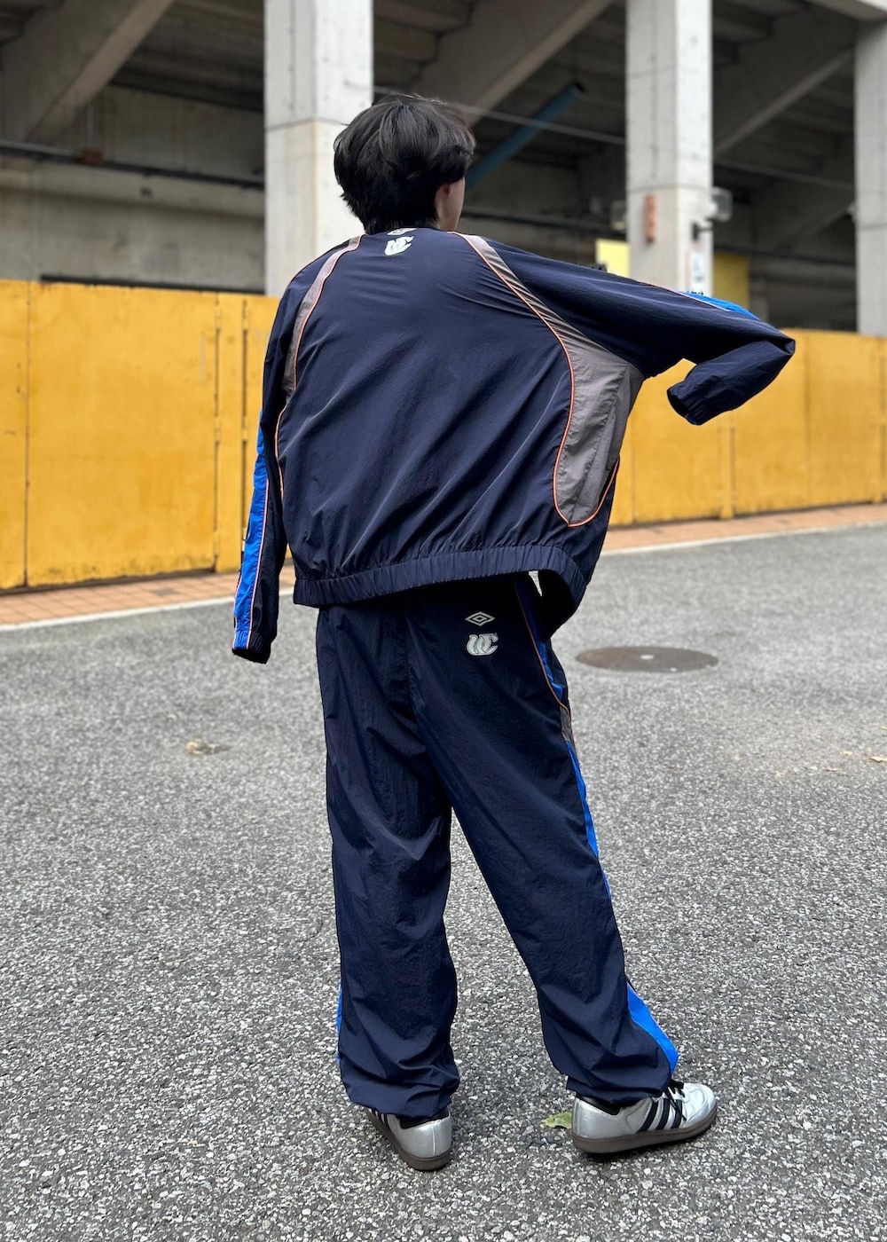 「梅田サイファー、UMBRO、初秋コーデ、秋コーデ、初冬コーデ、デートコーデ、お出かけコーデ、アウトドアコーデ、フェスコーデ、ランニングコーデ、スポーツミックス、ストリート、セットアップ、シンプルコーデ、コラボアイテム」｜「UMBROの【梅田サイファー ×UMBRO×JUNRED】セットアップ対応ナイロントラックジャケット（ブルゾン、ブルー系）」を使った、しゅうしゅうさん（メンズ・173cm）の秋コーディネートの5枚目の写真