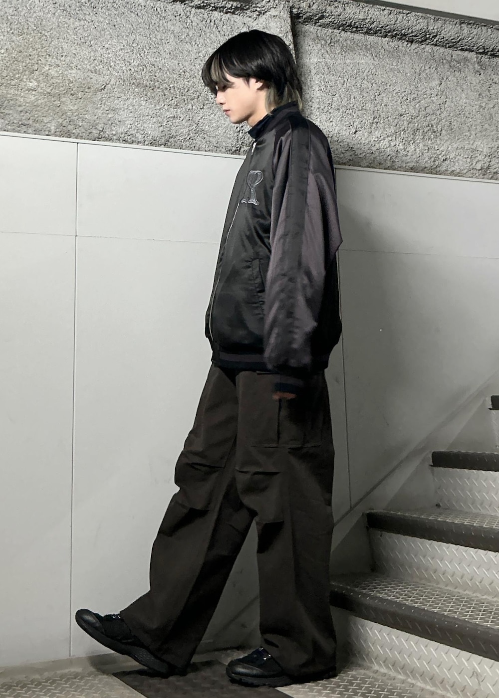 「ブラック、ブラウン、パープル、古着、カジュアル、スカジャン、スタジャン、カーゴパンツ、ミリタリー、JUNRed、ワイドパンツ」｜「re_k by JUNREDのre_k by JUNRED / オーバーワイドカーゴパンツ（カーゴパンツ、ブラック系）」を使った、しゅうしゅうさん（メンズ・173cm）の冬コーディネートの2枚目の写真