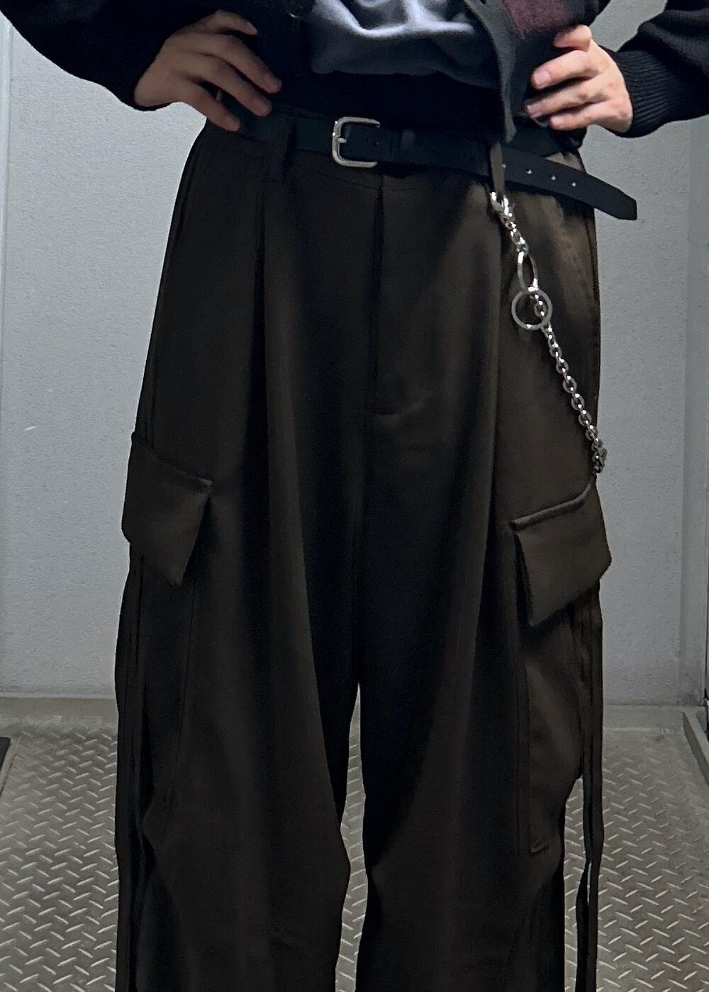「秋服コーデ、秋カラーコーデ、カーディガンコーデ、カーゴパンツコーデ、ネックレスコーデ、レッド、ブラック、カーキ、休日コーデ、初秋コーデ、秋コーデ、初冬コーデ、デートコーデ、お出かけコーデ、韓国ファッション」｜「JUNREDの2point long sleeve wide pullover / 2ポイントロングスリーブワイドプルオーバー（Tシャツ/カットソー、ホワイト系）」を使った、しゅうしゅうさん（メンズ・173cm）の秋コーディネートの7枚目の写真