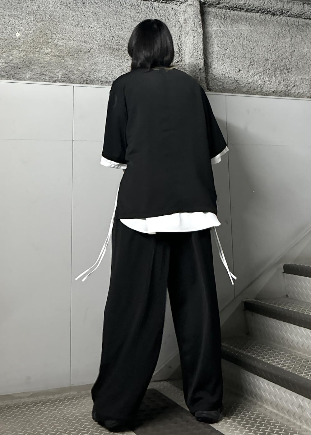 「きれいめ、シンプルコーデ、休日コーデ、デートコーデ、CICAコラボ、ベスト、ジレ、ブラック、ホワイト、スラックス、JUNRed、シャツ、ワイドパンツ、モード」｜「JUNREDの【 UNISEX 】スリットコードハーフスリーブシャツ（シャツ/ブラウス、ホワイト系）」を使った、しゅうしゅうさん（メンズ・173cm）の春コーディネートの3枚目の写真