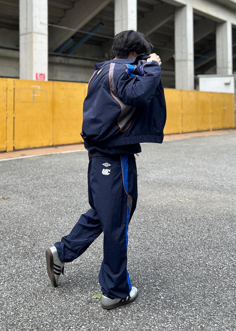 「梅田サイファー、UMBRO、初秋コーデ、秋コーデ、初冬コーデ、デートコーデ、お出かけコーデ、アウトドアコーデ、フェスコーデ、ランニングコーデ、スポーツミックス、ストリート、セットアップ、シンプルコーデ、コラボアイテム」｜「UMBROの【梅田サイファー ×UMBRO×JUNRED】セットアップ対応ナイロントラックジャケット（ブルゾン、ブルー系）」を使った、しゅうしゅうさん（メンズ・173cm）の秋コーディネートの6枚目の写真