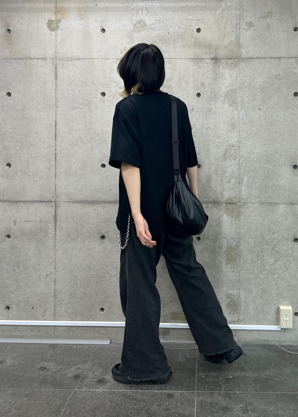 「Tシャツ、ブラックコーデ、シンプルコーデ、カジュアル、夏コーデ、デニムパンツ、JUNRed、ワイドパンツ」｜「JUNREDのヴィンテージデニムスーパーフレアパンツ（デニムパンツ、ブラック系）」を使った、しゅうしゅうさん（メンズ・173cm）の春コーディネートの4枚目の写真