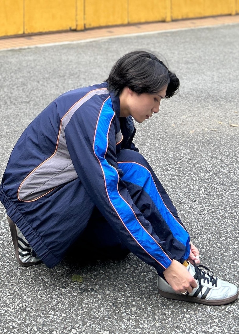 「梅田サイファー、UMBRO、初秋コーデ、秋コーデ、初冬コーデ、デートコーデ、お出かけコーデ、アウトドアコーデ、フェスコーデ、ランニングコーデ、スポーツミックス、ストリート、セットアップ、シンプルコーデ、コラボアイテム」｜「UMBROの【梅田サイファー ×UMBRO×JUNRED】セットアップ対応ナイロントラックジャケット（ブルゾン、ブルー系）」を使った、しゅうしゅうさん（メンズ・173cm）の秋コーディネートの8枚目の写真
