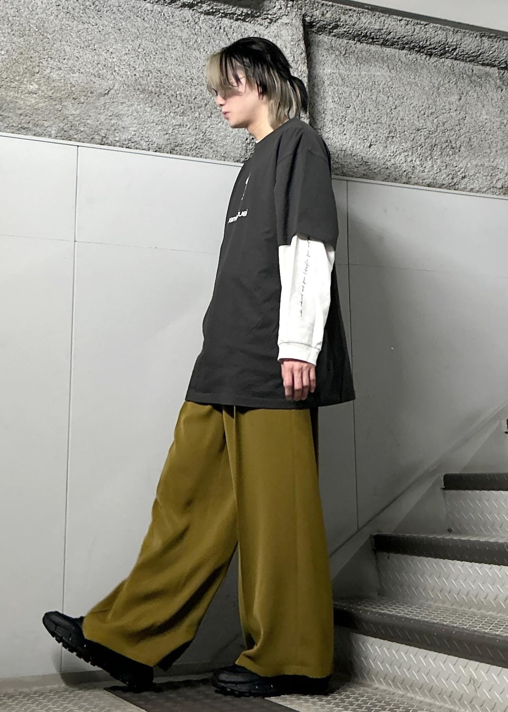 「カジュアル、バンド、バンT、チャコール、イエロー、ホワイト、ロンＴ、半袖、スラックス、古着風、学生、新学期、JUNRed、ワイドパンツ、ストリート」｜「JUNREDの2point long sleeve wide pullover / 2ポイントロングスリーブワイドプルオーバー（Tシャツ/カットソー、ホワイト系）」を使った、しゅうしゅうさん（メンズ・173cm）の春コーディネートの2枚目の写真