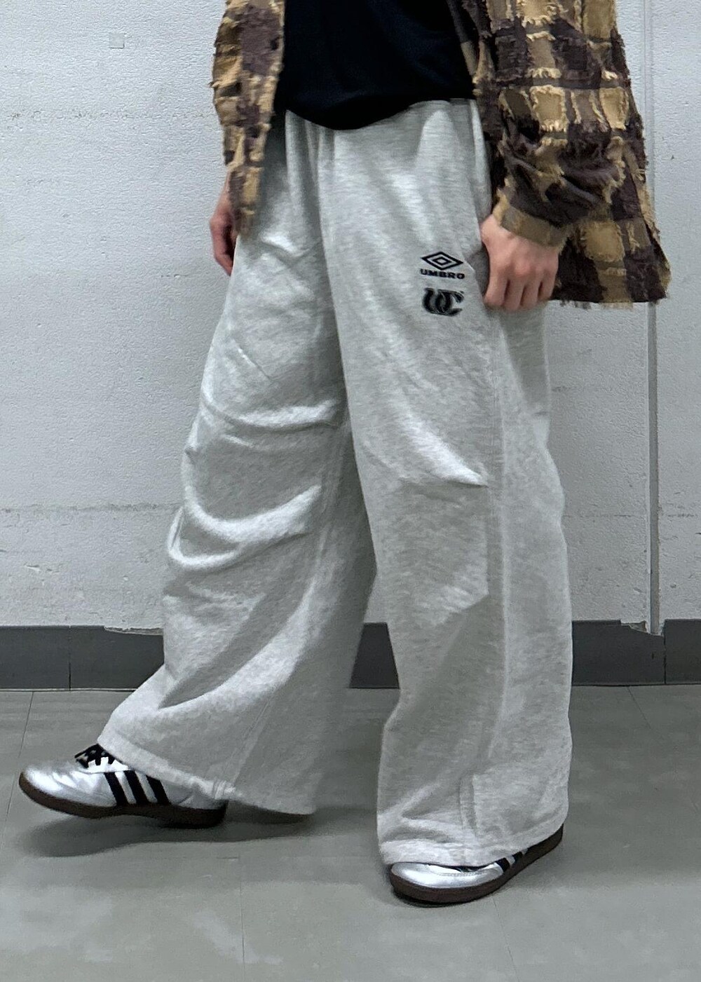 「休日コーデ、デニム、デニムコーデ、ジージャン、スウェットパンツ、スウェットパンツコーデ、ネックレスコーデ、初秋コーデ、秋コーデ、デートコーデ、お出かけコーデ、ヴィンテージ、大人カジュアル、きれいめコーデ、JUNRed」｜「JUNREDのハイポンチロングスリーブプルオーバー（Tシャツ/カットソー、ブラック系）」を使った、しゅうしゅうさん（メンズ・173cm）の秋コーディネートの7枚目の写真
