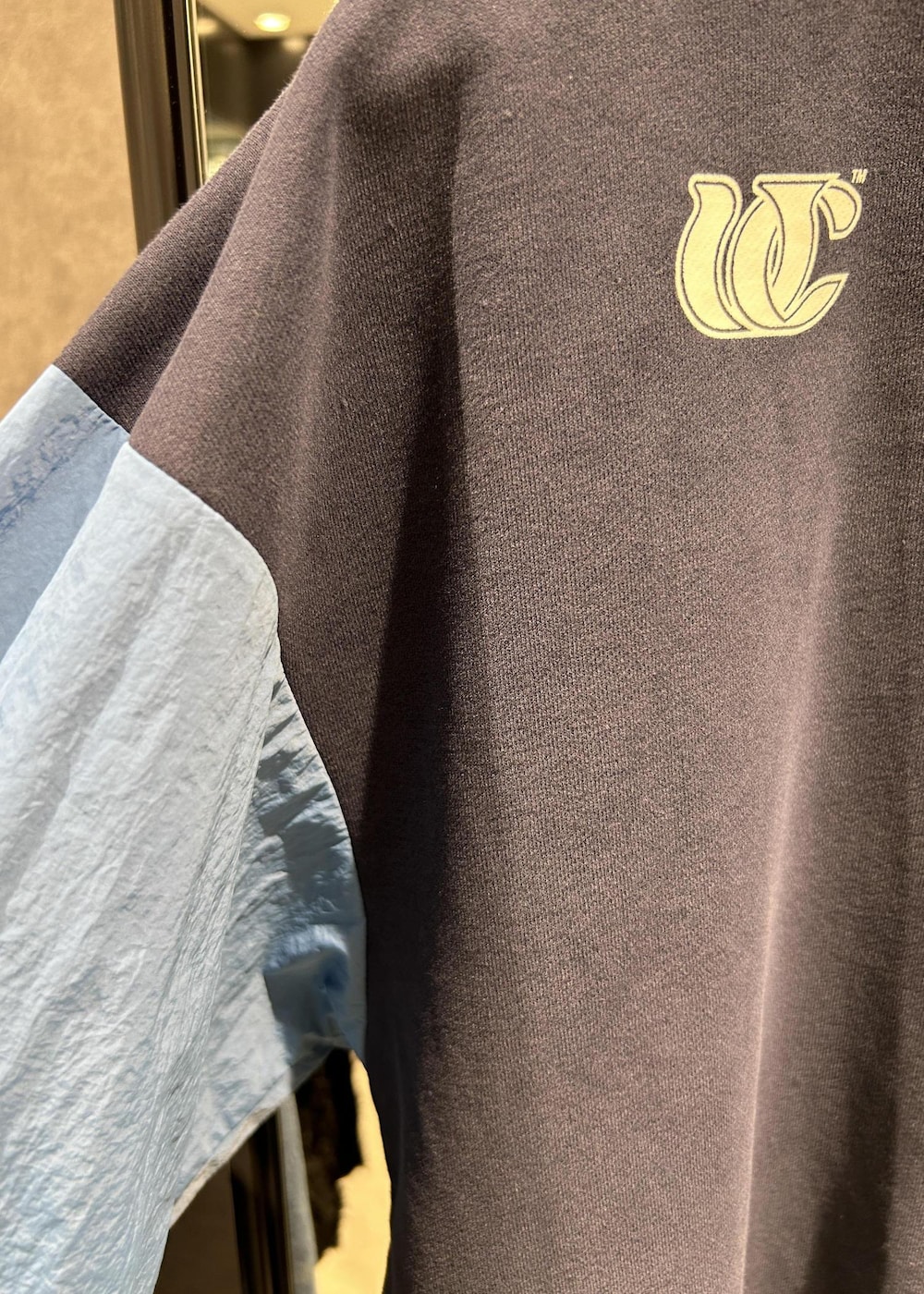 「梅田サイファー、UMBRO、初秋コーデ、秋コーデ、初冬コーデ、デートコーデ、お出かけコーデ、アウトドアコーデ、フェスコーデ、ランニングコーデ、スポーツミックス、ストリート、セットアップ、シンプルコーデ、コラボアイテム」｜「UMBROの【梅田サイファー ×UMBRO×JUNRED】セットアップ対応ナイロントラックジャケット（ブルゾン、ブルー系）」を使った、しゅうしゅうさん（メンズ・173cm）の秋コーディネートの10枚目の写真