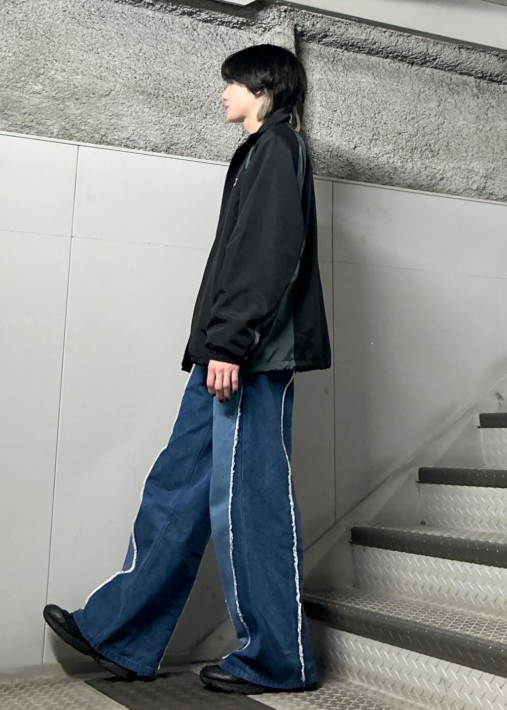 「カジュアル、デニム、トラックジャケット、古着風、新社会人、学生、スウェット、ロンT、ベージュ、ブルー、ブラック、スポーティ、JUNRed、ストリート」｜「JUNREDの2ポイントダンボールプルオーバー（スウェット、ホワイト系）」を使った、しゅうしゅうさん（メンズ・173cm）の春コーディネートの2枚目の写真