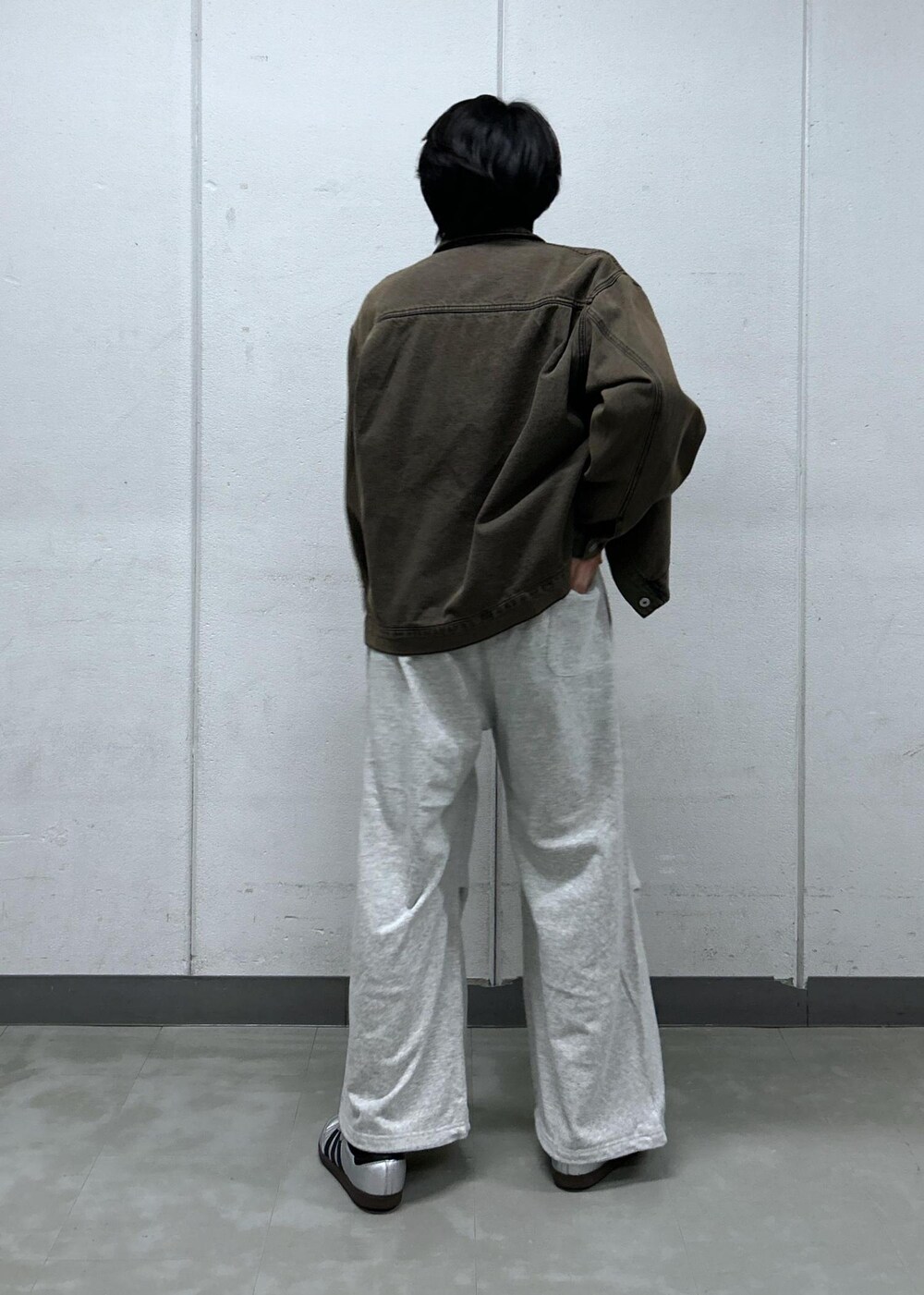 「休日コーデ、デニム、デニムコーデ、ジージャン、スウェットパンツ、スウェットパンツコーデ、ネックレスコーデ、初秋コーデ、秋コーデ、デートコーデ、お出かけコーデ、ヴィンテージ、大人カジュアル、きれいめコーデ、JUNRed」｜「JUNREDのハイポンチロングスリーブプルオーバー（Tシャツ/カットソー、ブラック系）」を使った、しゅうしゅうさん（メンズ・173cm）の秋コーディネートの3枚目の写真