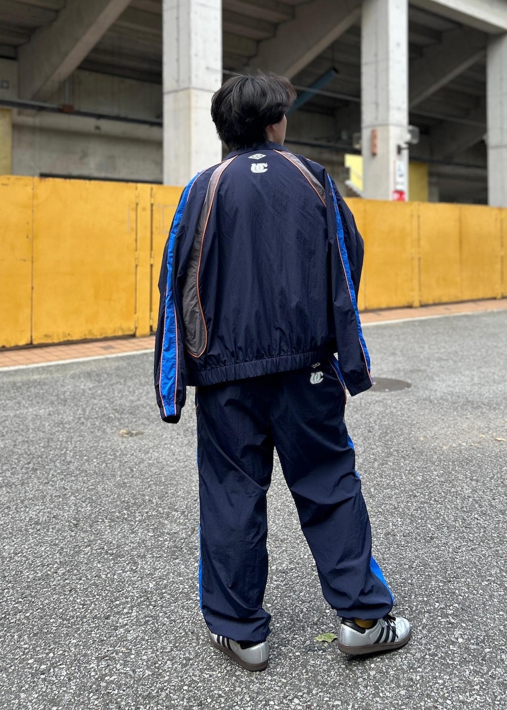 「梅田サイファー、UMBRO、初秋コーデ、秋コーデ、初冬コーデ、デートコーデ、お出かけコーデ、アウトドアコーデ、フェスコーデ、ランニングコーデ、スポーツミックス、ストリート、セットアップ、シンプルコーデ、コラボアイテム」｜「UMBROの【梅田サイファー ×UMBRO×JUNRED】セットアップ対応ナイロントラックジャケット（ブルゾン、ブルー系）」を使った、しゅうしゅうさん（メンズ・173cm）の秋コーディネートの4枚目の写真