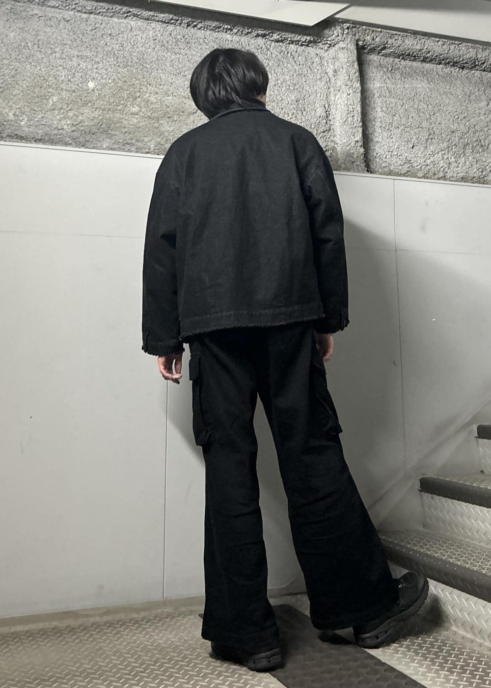 「カーゴパンツ、M47、フレアパンツ、グラデーションニット、ニット、きれいめ、デニム、ジージャン、ブラック、レッド、JUNRed、ストリート」｜「JUNREDのグラデーションニットプルオーバー（ニット/セーター、レッド系）」を使った、しゅうしゅうさん（メンズ・173cm）の冬コーディネートの3枚目の写真
