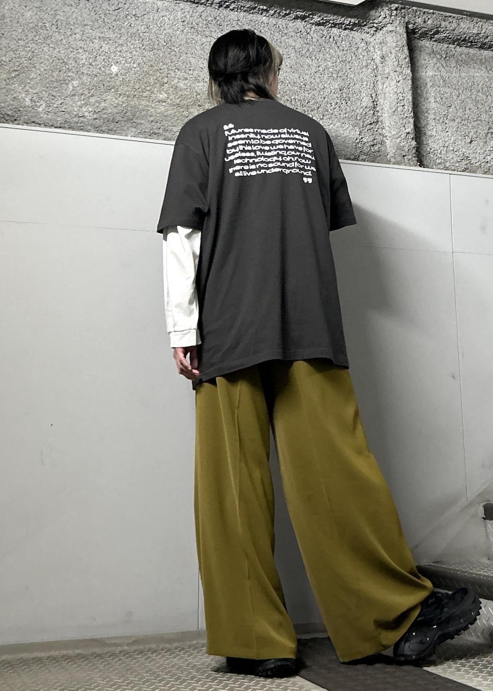 「カジュアル、バンド、バンT、チャコール、イエロー、ホワイト、ロンＴ、半袖、スラックス、古着風、学生、新学期、JUNRed、ワイドパンツ、ストリート」｜「JUNREDの2point long sleeve wide pullover / 2ポイントロングスリーブワイドプルオーバー（Tシャツ/カットソー、ホワイト系）」を使った、しゅうしゅうさん（メンズ・173cm）の春コーディネートの3枚目の写真