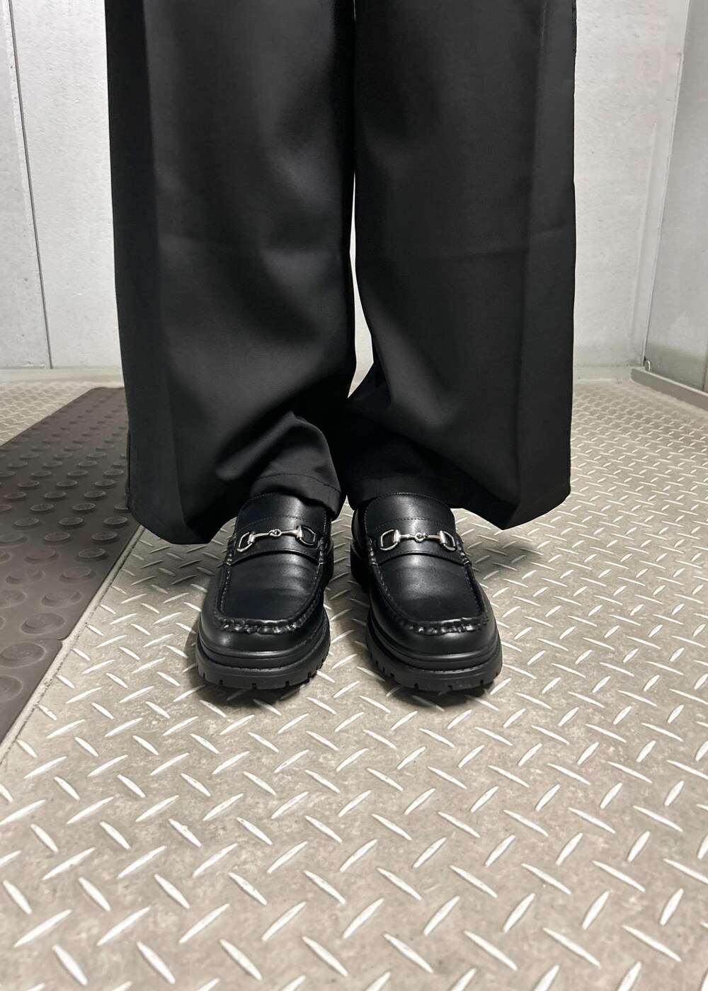 「ボウタイブラウス、ワイドパンツ、ビットローファー、休日コーデ、春コーデ、初夏コーデ、夏コーデ、デートコーデ、お出かけコーデ、フェスコーデ、韓国ファッション、モード、シンプルコーデ、きれいめコーデ、JUNRed」｜「JUNREDのコマンドソールビットローファー（ローファー、ブラック系）」を使った、しゅうしゅうさん（メンズ・173cm）の夏コーディネートの7枚目の写真