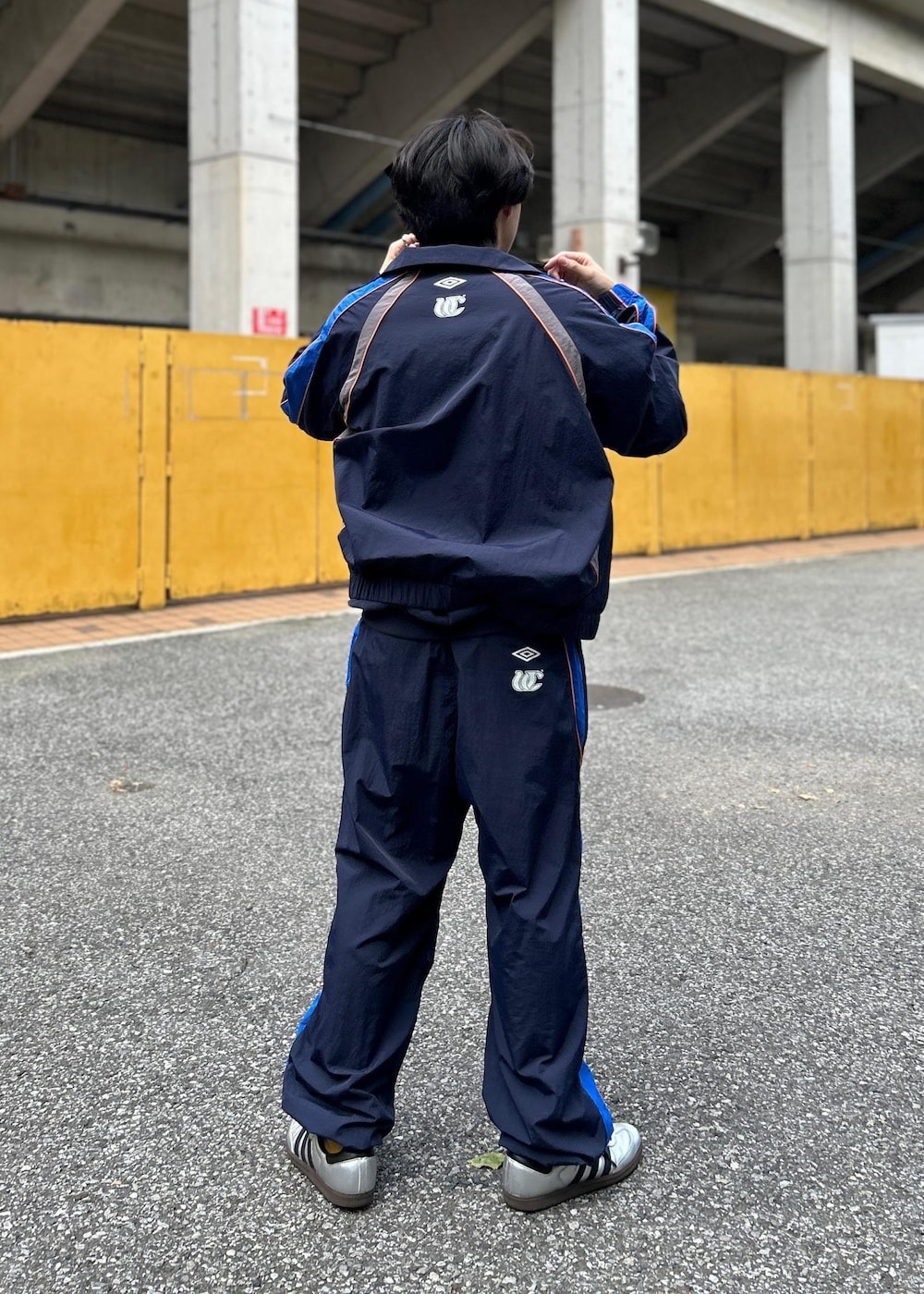 「梅田サイファー、UMBRO、初秋コーデ、秋コーデ、初冬コーデ、デートコーデ、お出かけコーデ、アウトドアコーデ、フェスコーデ、ランニングコーデ、スポーツミックス、ストリート、セットアップ、シンプルコーデ、コラボアイテム」｜「UMBROの【梅田サイファー ×UMBRO×JUNRED】セットアップ対応ナイロントラックジャケット（ブルゾン、ブルー系）」を使った、しゅうしゅうさん（メンズ・173cm）の秋コーディネートの7枚目の写真