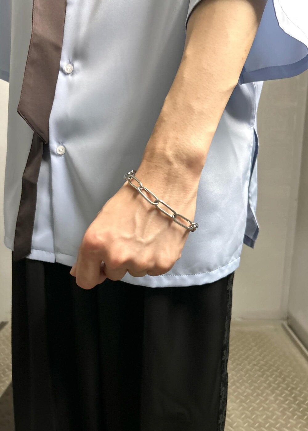 「ボウタイブラウス、ワイドパンツ、ビットローファー、休日コーデ、春コーデ、初夏コーデ、夏コーデ、デートコーデ、お出かけコーデ、フェスコーデ、韓国ファッション、モード、シンプルコーデ、きれいめコーデ、JUNRed」｜「JUNREDのコマンドソールビットローファー（ローファー、ブラック系）」を使った、しゅうしゅうさん（メンズ・173cm）の夏コーディネートの8枚目の写真