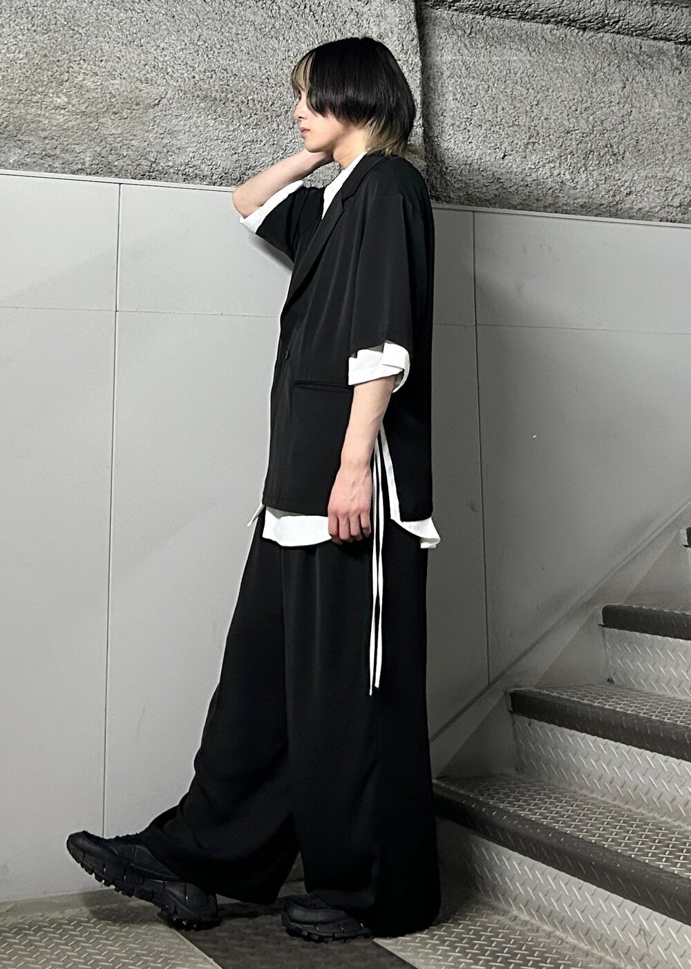 「きれいめ、シンプルコーデ、休日コーデ、デートコーデ、CICAコラボ、ベスト、ジレ、ブラック、ホワイト、スラックス、JUNRed、シャツ、ワイドパンツ、モード」｜「JUNREDの【 UNISEX 】スリットコードハーフスリーブシャツ（シャツ/ブラウス、ホワイト系）」を使った、しゅうしゅうさん（メンズ・173cm）の春コーディネートの2枚目の写真